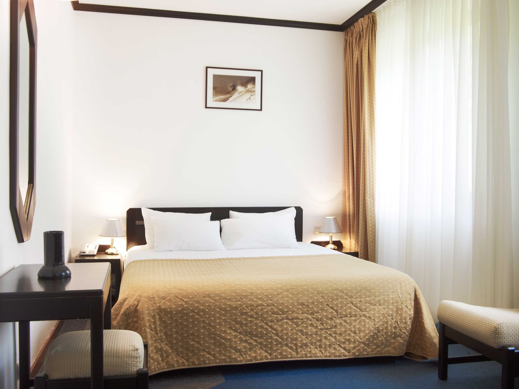 Queen Room with comfy bed & mirror at Ana Hotels Poiana