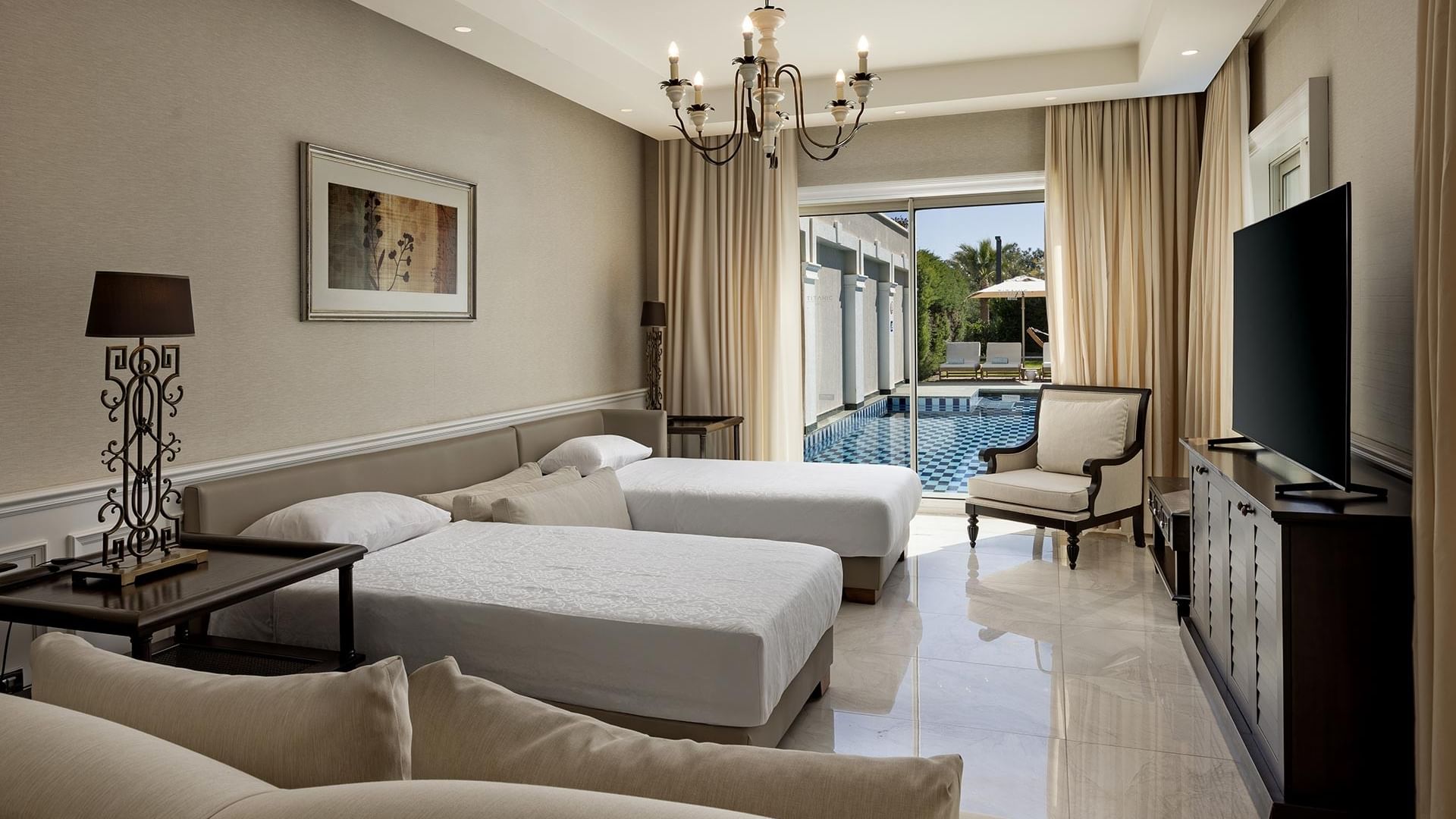 Lagoon Duplex Suite with Private Pool odasında açık çekyat ve havuz manzarası, Titanic Deluxe Golf Belek, Antalya.