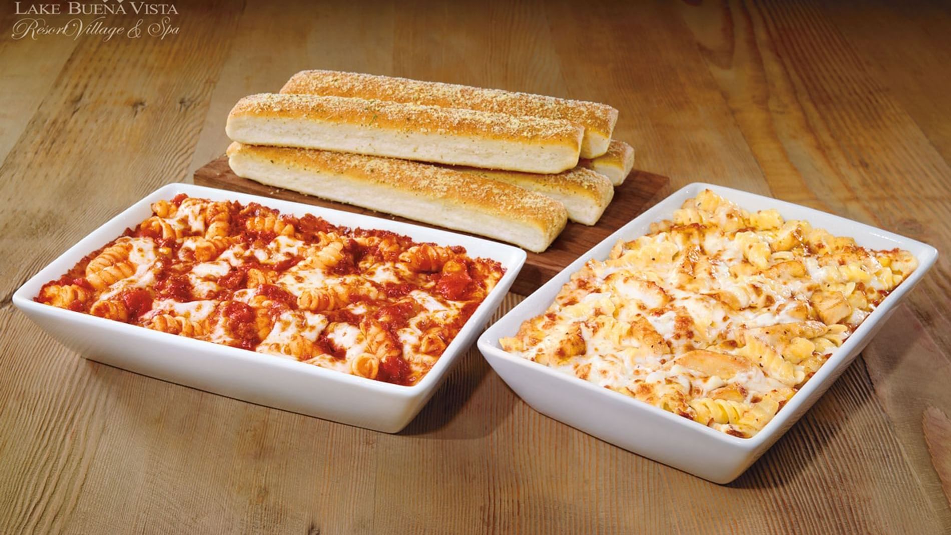 Chicken Alfredo with baguette served in Pizza Hut Express at Lake Buena Vista Resort Village & Spa