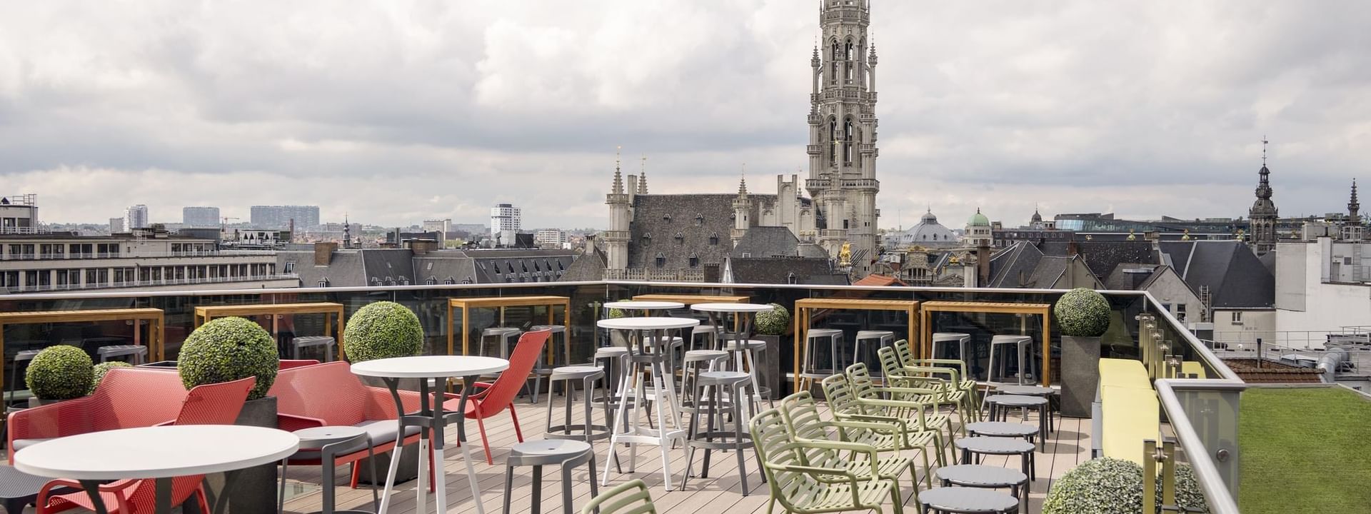 Terrasse extérieure avec un mobilier élégant et vue sur la ville au Warwick Grand-Place Brussels à Bruxelles.