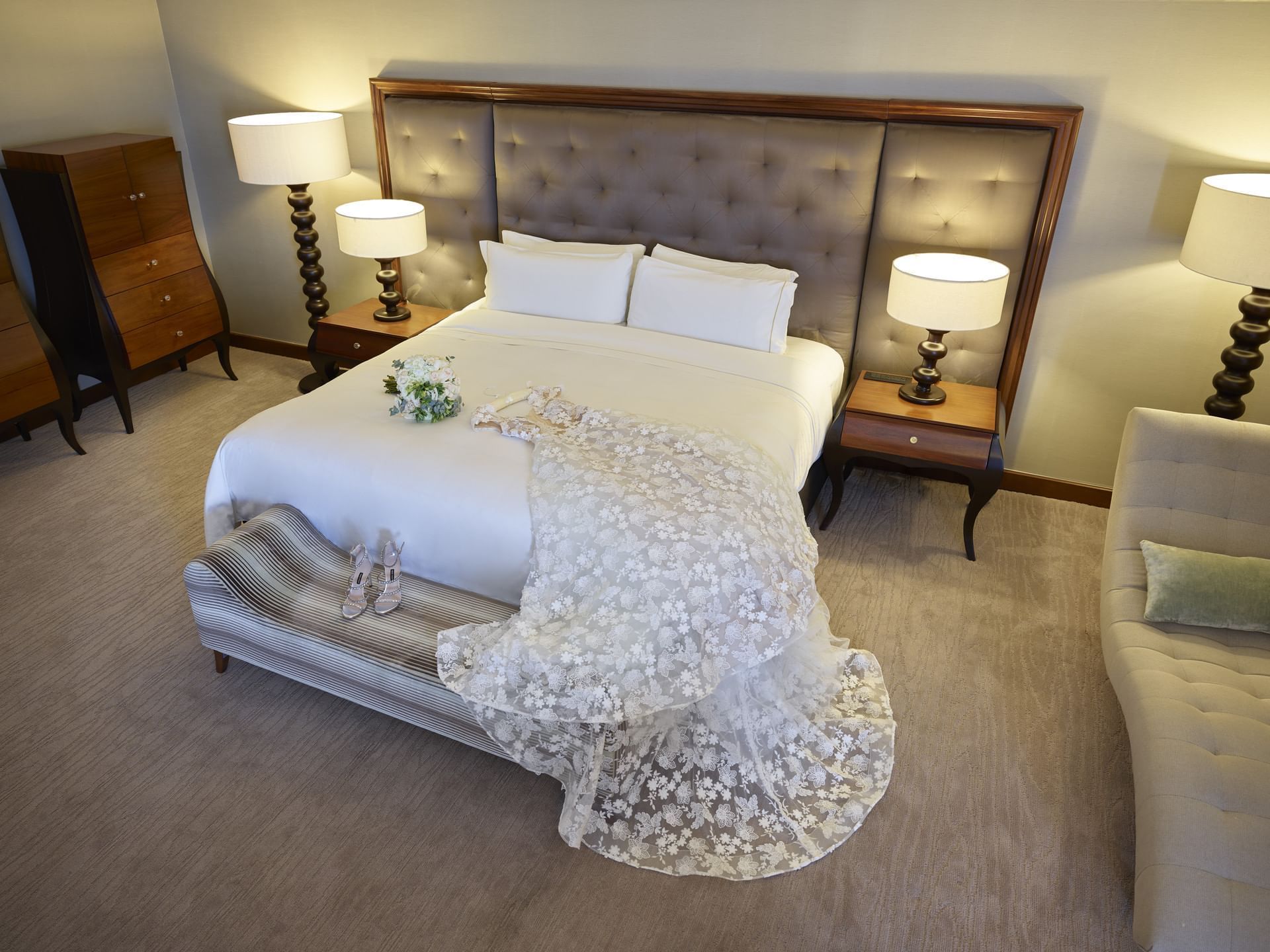Vestido de novia en una cama en Fiesta Americana Hotels & Resorts