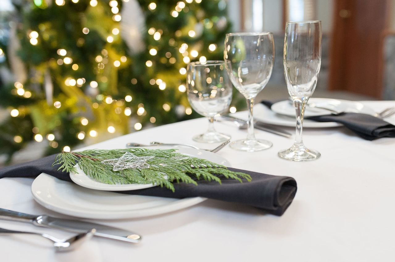 Coast Canmore Hotel & Conference Centre - Holiday Table Setting