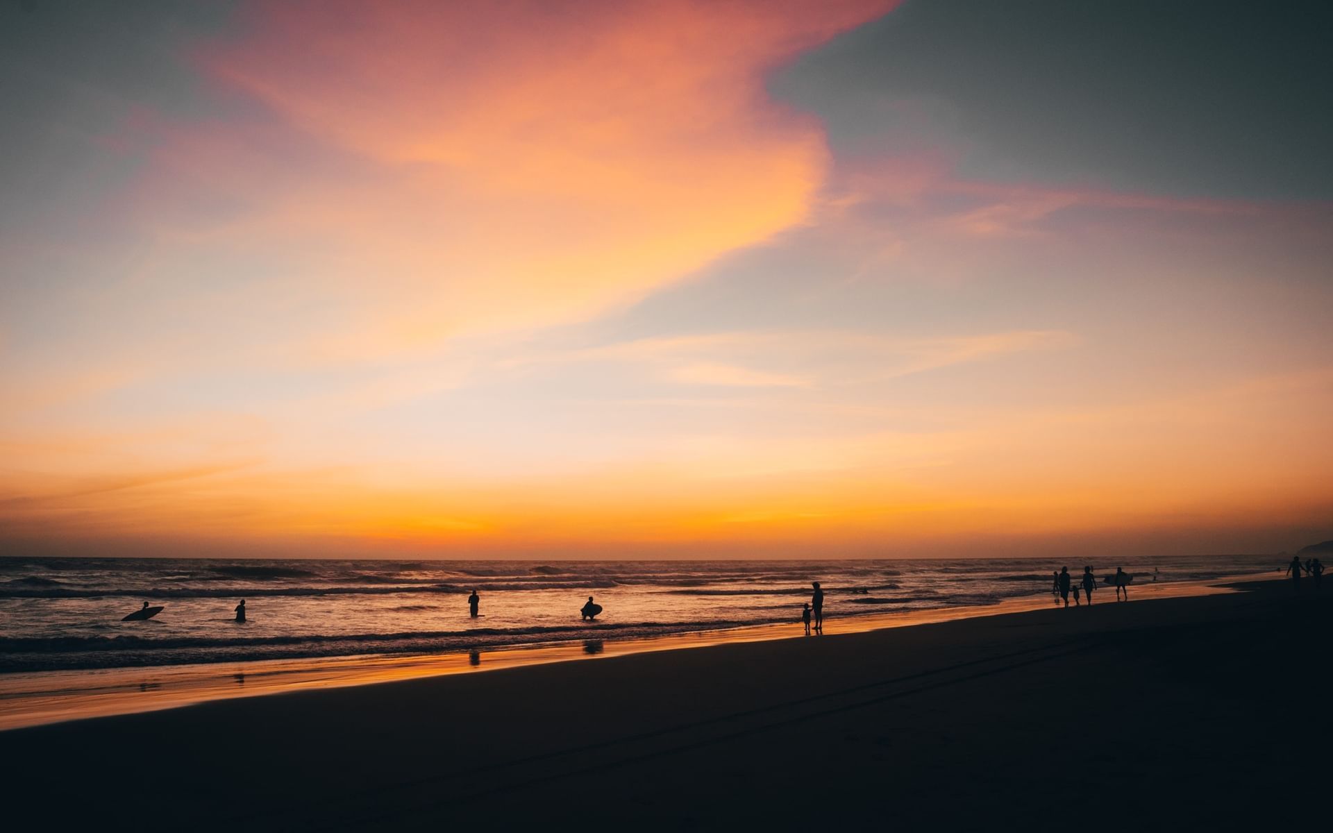 Landscape view of the beach at sunset near Mundo Imperial