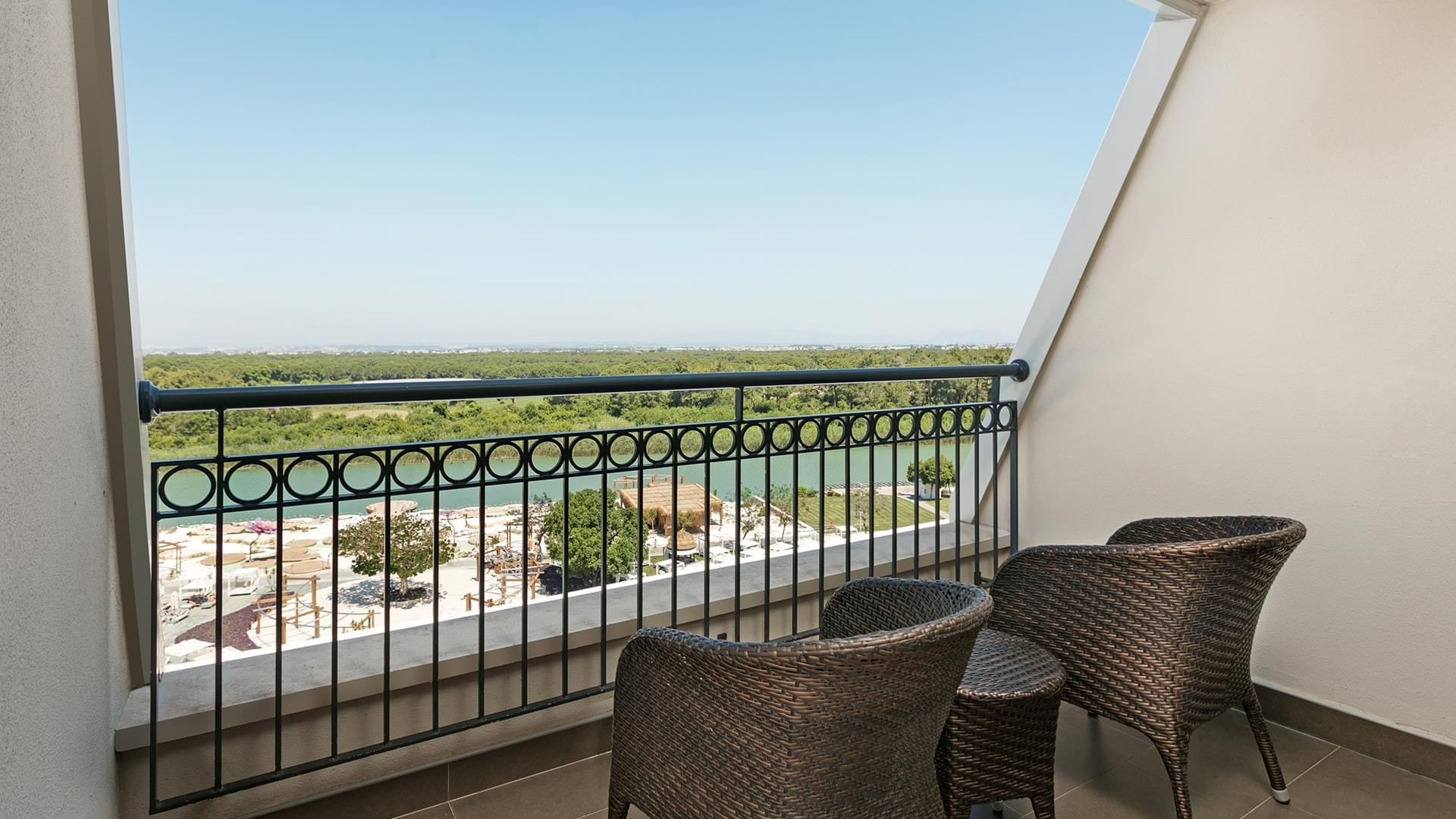 Titanic Deluxe Golf Belek’te Major Süit’in, nehir manzaralı ve iki sandalyeli balkonu.