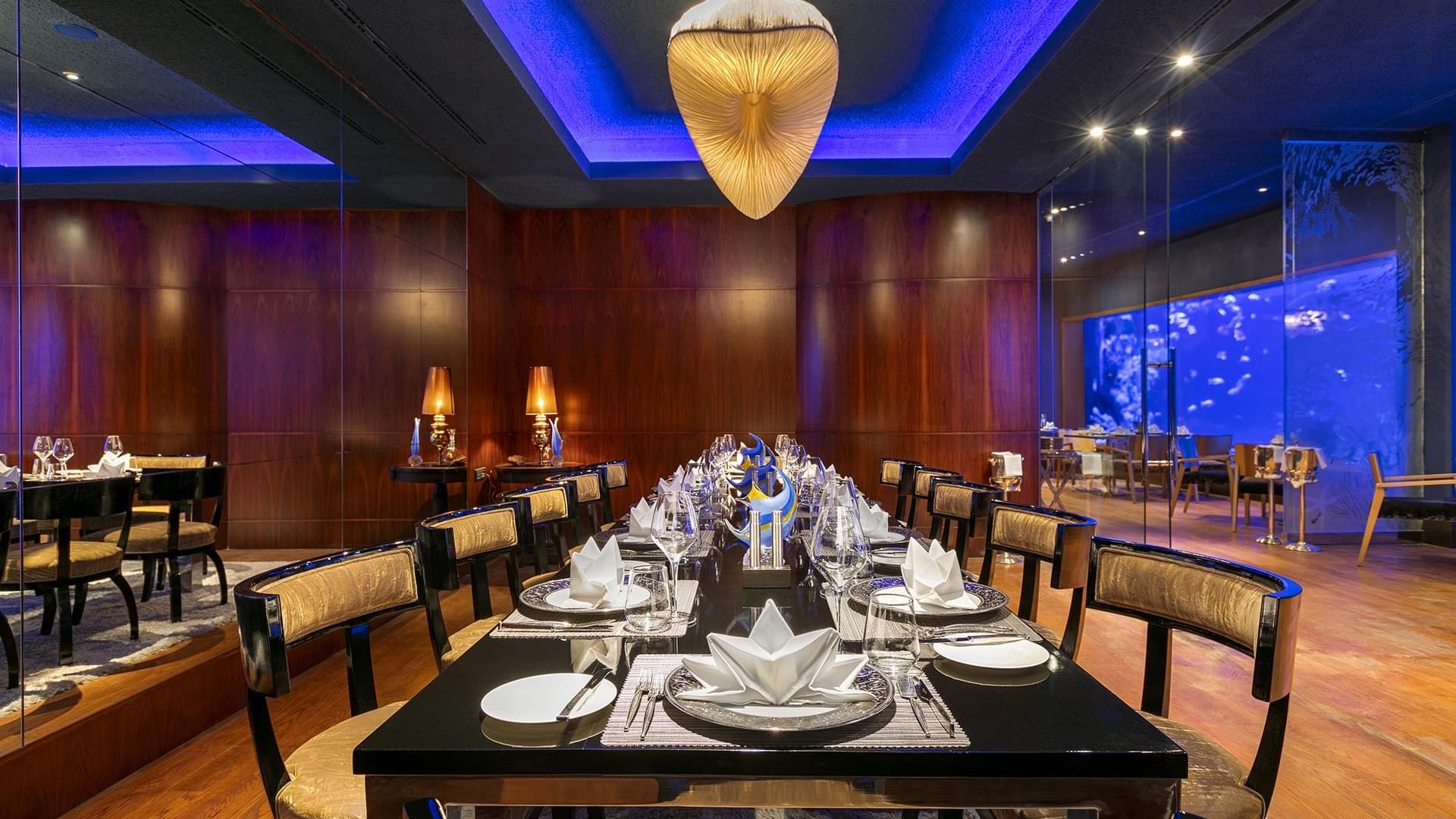 Titanic Mardan Palace’ta Aquamarine Fish Restaurant, uzun masası ve şık sunumuyla seçkin bir yemek deneyimi sunar.