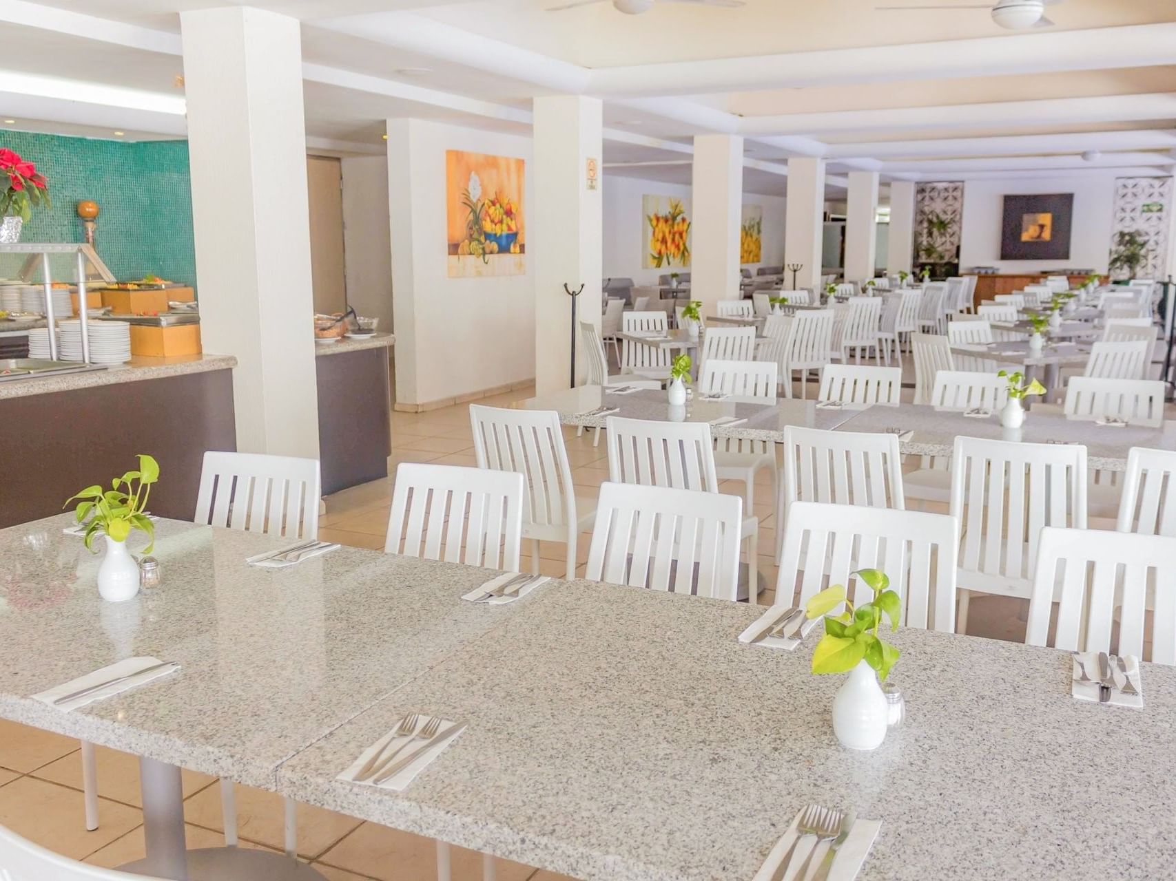 Dining tables arranged in El Huerto Restaurant at Plaza Pelicanos Club Beach Resort