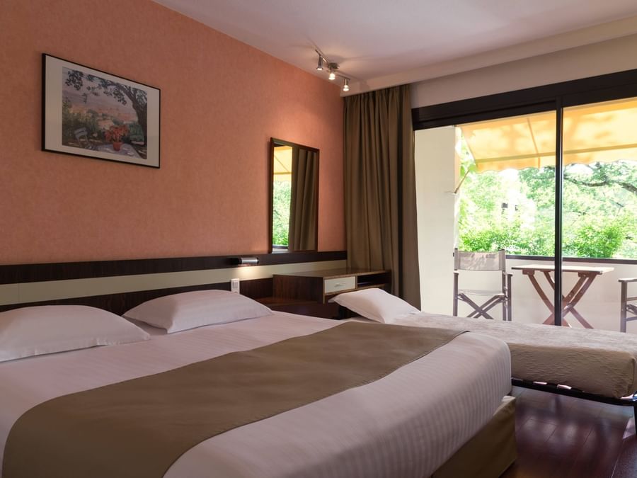 Studio Double bedroom with a king bed at The Originals Hotels