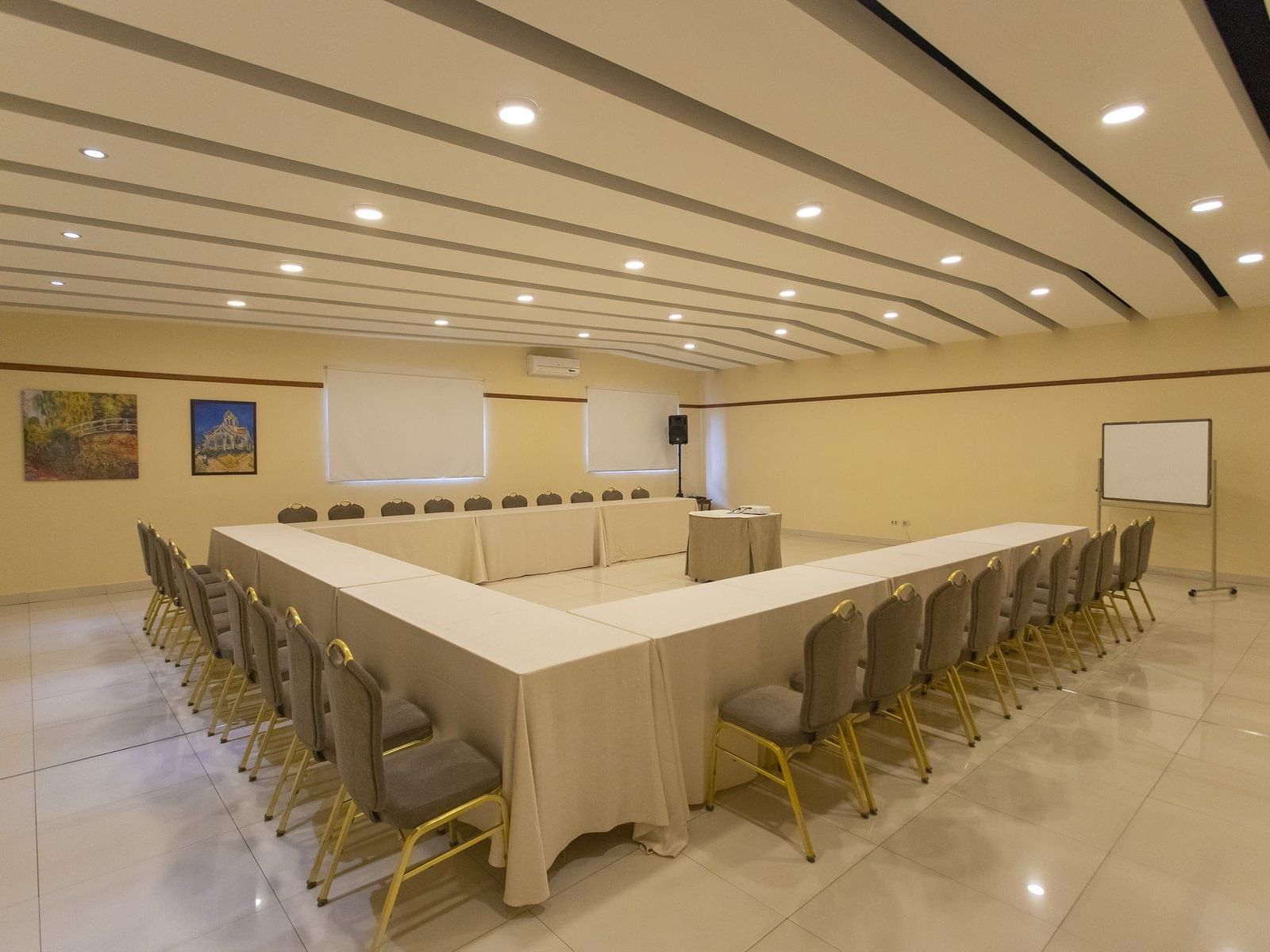 Sala de Reuniones en Forma de U