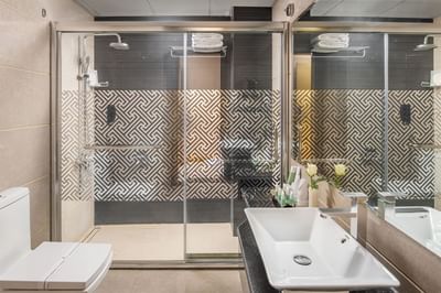 Bathroom area in Executive Quadruple Room at Elaf Al Taqwa