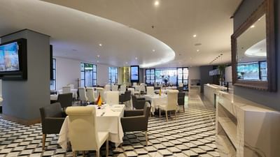 Elegante interior del comedor Espigas con suelo de mármol en el Hotel Dann Carlton Medellín