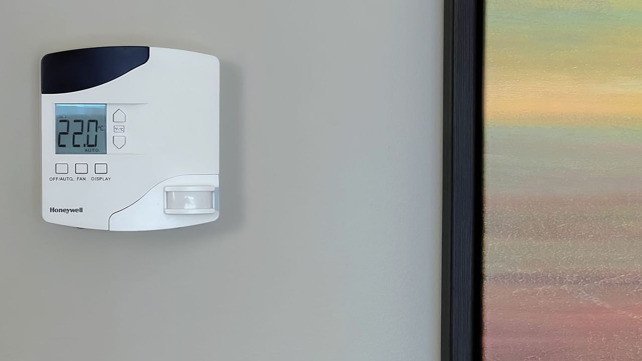 Wall thermostat