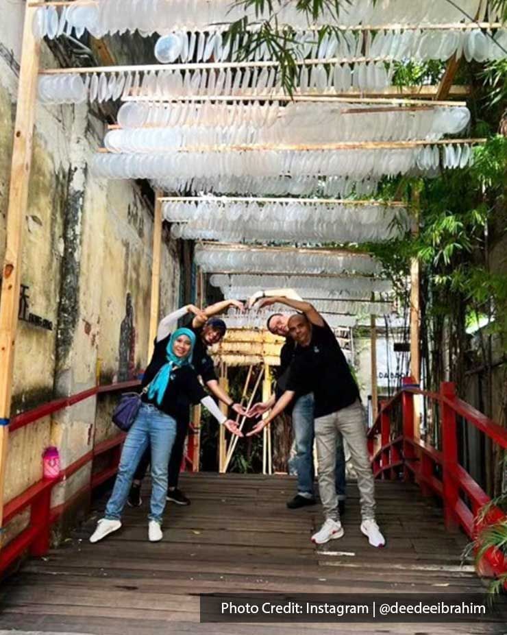 Couples posing on a bridge in Kwai Chai Hong, a popular attraction near Imperial Lexis Kuala Lumpur