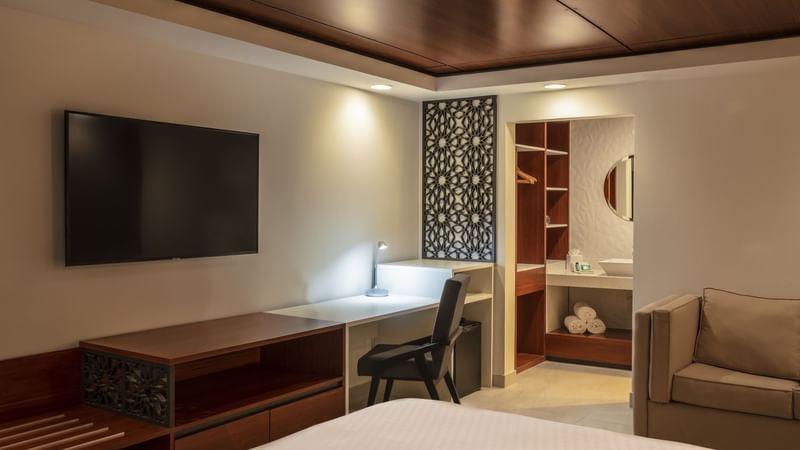 Work desk, bathroom vanity & bed at Gamma Ciudad Juarez