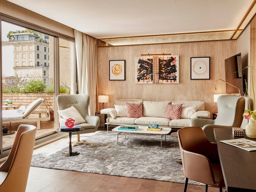 Wohnzimmer in der Penthouse Suite mit zwei Schlafzimmern im Almanac