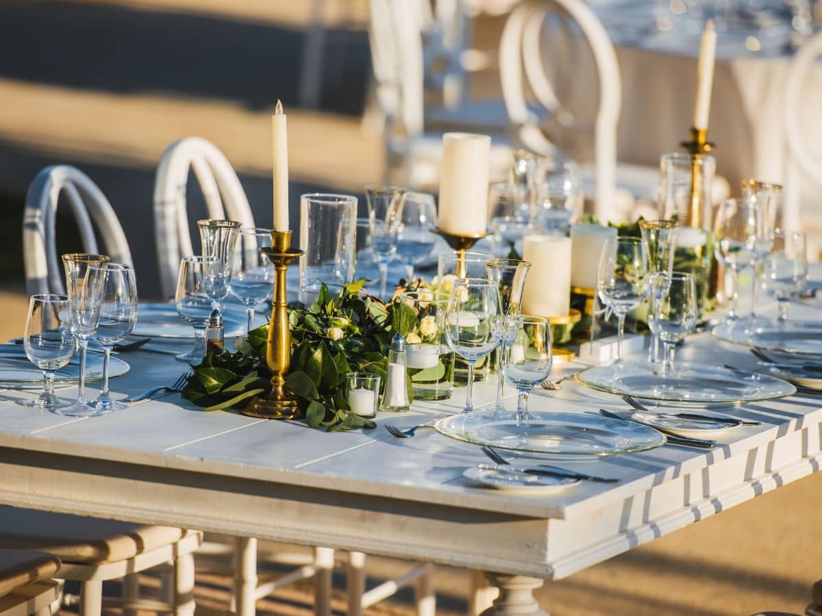Decoraciones en la mesa de bodas al aire libre en Grand Fiesta Americana