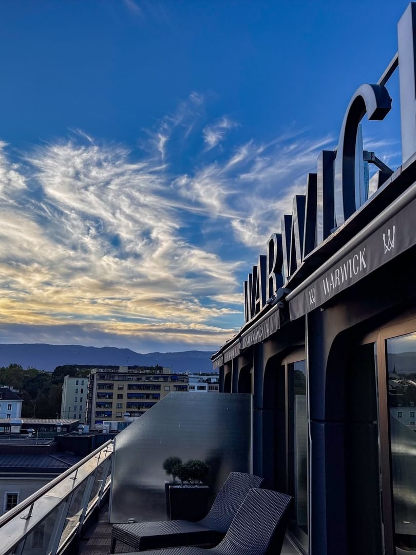 Vue sur le coucher de soleil depuis la suite Penthouse Terrace du Warwick Geneva à Genève.