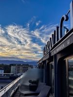 Vue sur le coucher de soleil depuis la suite Penthouse Terrace du Warwick Geneva à Genève.