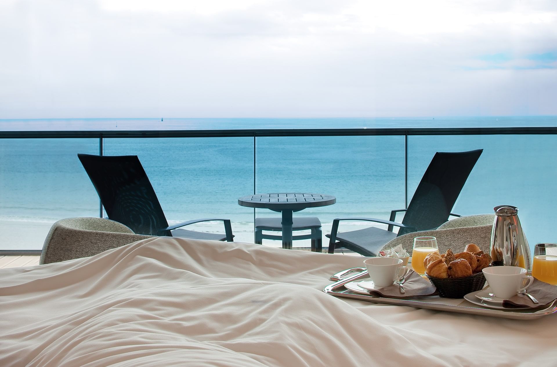 Chambre avec vue sur la mer et coin salon à Oceania Saint-Malo