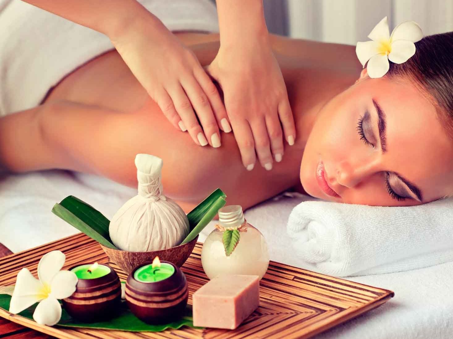 A girl relaxing in Sumaq Wellness Journey at Hotel Sumaq