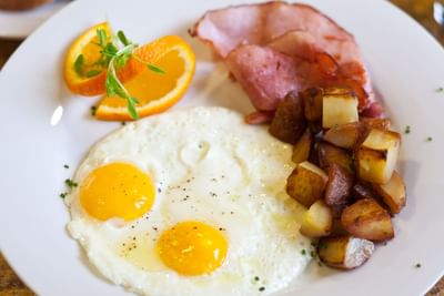 Breakfast in the Whistling Grizzly at the Wyoming Inn