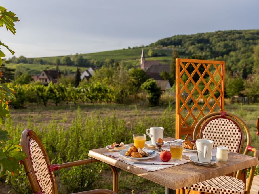 Outdoor breakfast in Hotel Kastelberg at The Originals Hotels