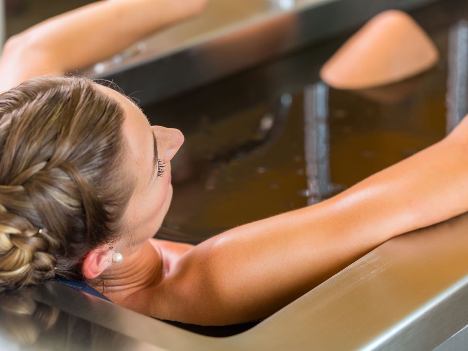 Lady getting a Intensive Rheuma treatment at Ana Hotels Europa