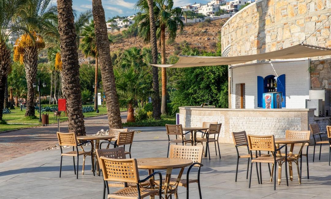 Bodrum Imperial'deki Samara Bar'da açık yemek alanı