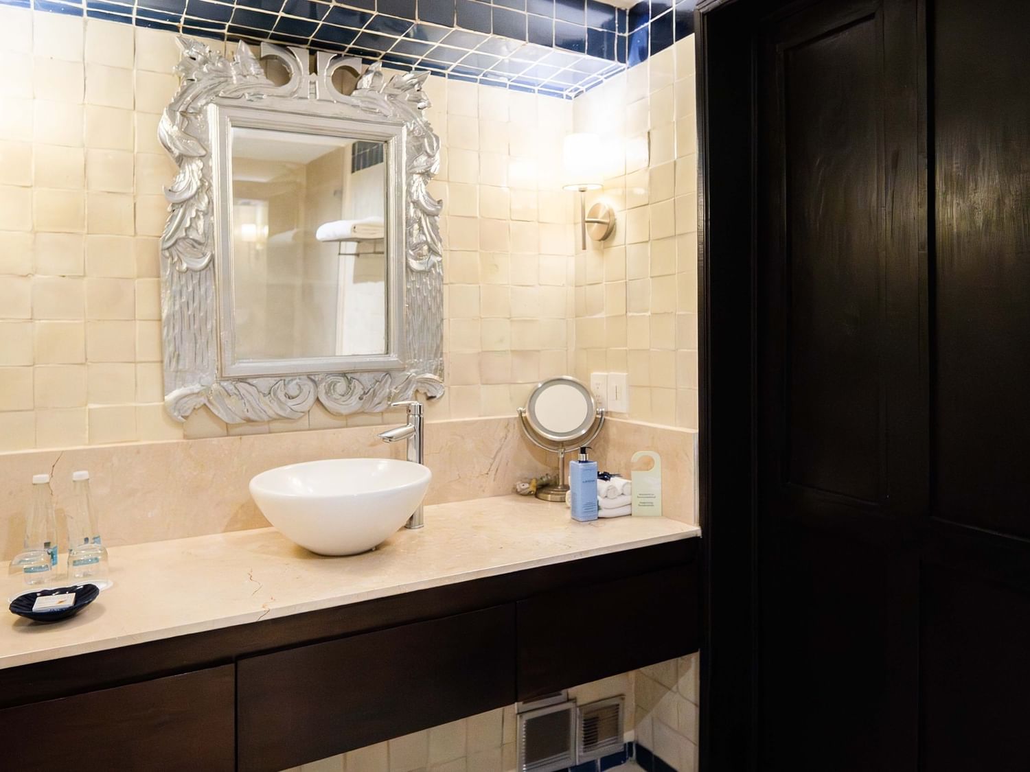 Baño de la Suite Presidencial King con espejo y lavabo en Quinta Real Puebla, Heroica Puebla de Zaragoza