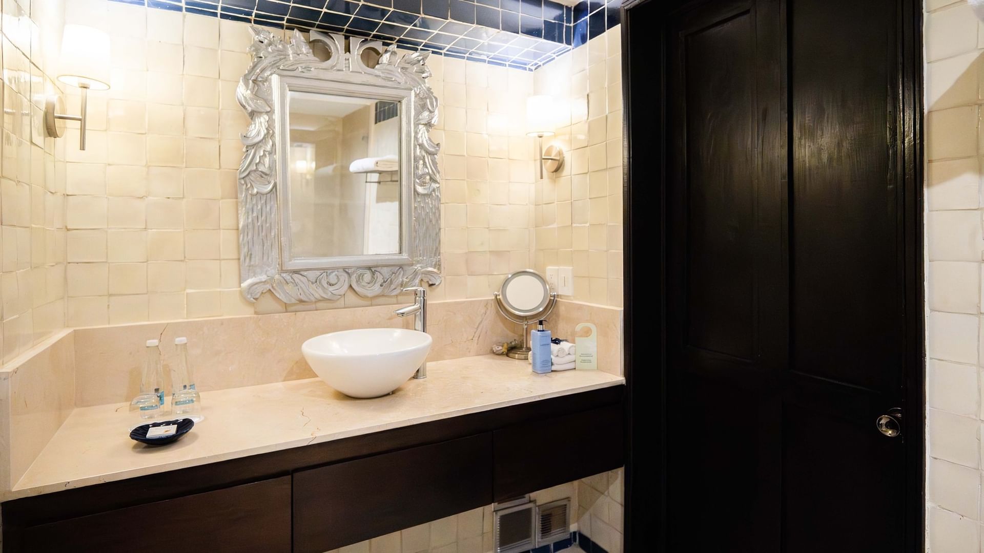 Baño de la Suite Presidencial King con espejo y lavabo en Quinta Real Puebla, Heroica Puebla de Zaragoza