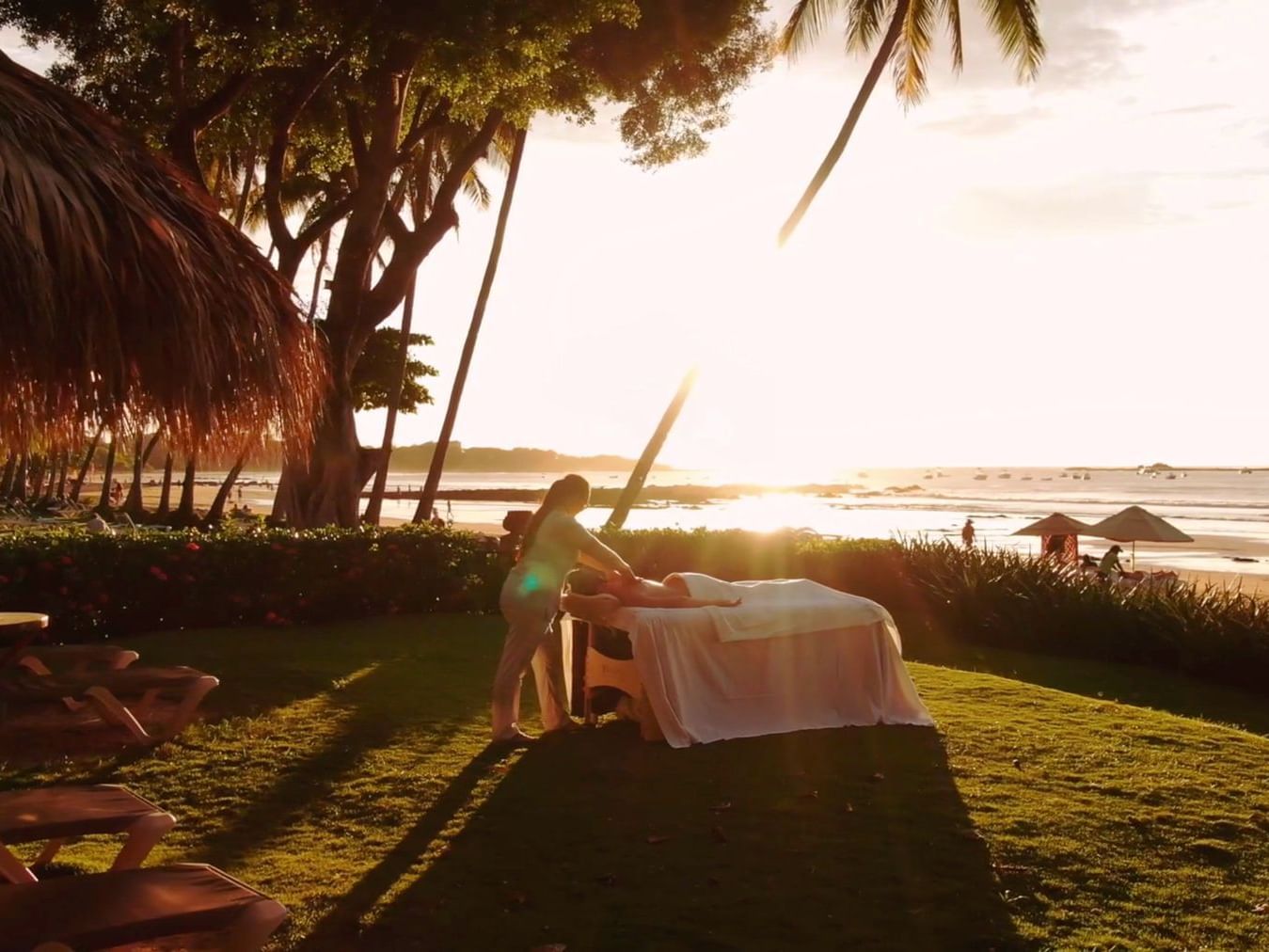 
Masaje al aire libre en Tamarindo Diria Beach Resort