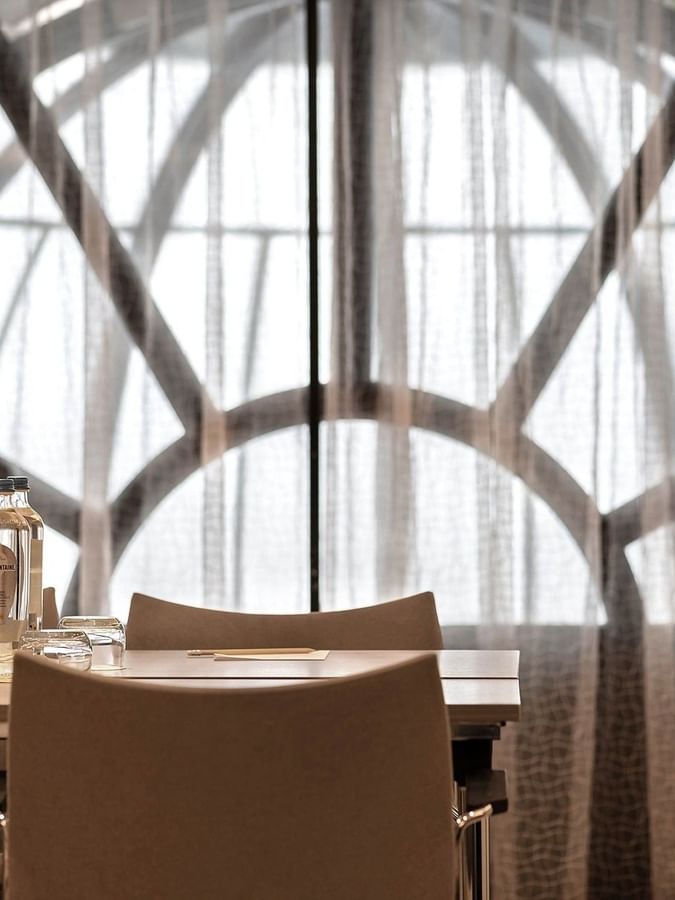 De evenementenzaal Barsey II met tafel en stoelen voor een groot raam in Hotel Barsey by Warwick in Brussel.