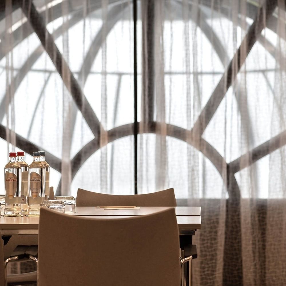 De evenementenzaal Barsey II met tafel en stoelen voor een groot raam in Hotel Barsey by Warwick in Brussel.