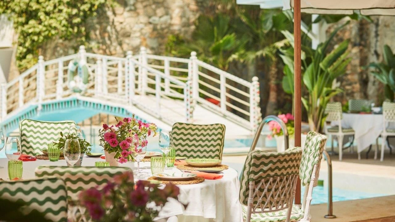 mesa junto a la piscina del restaurante Beach Club del hotel Marbella Club