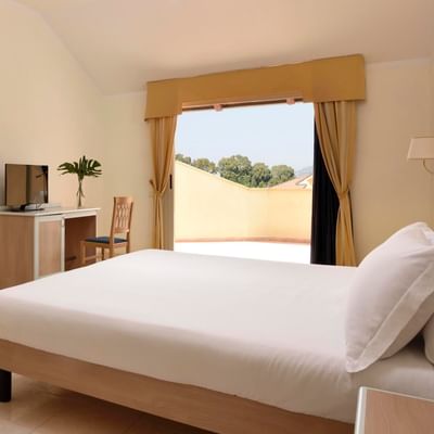 Bed & balcony in Junior Suite Classic at Falkensteiner Calabria