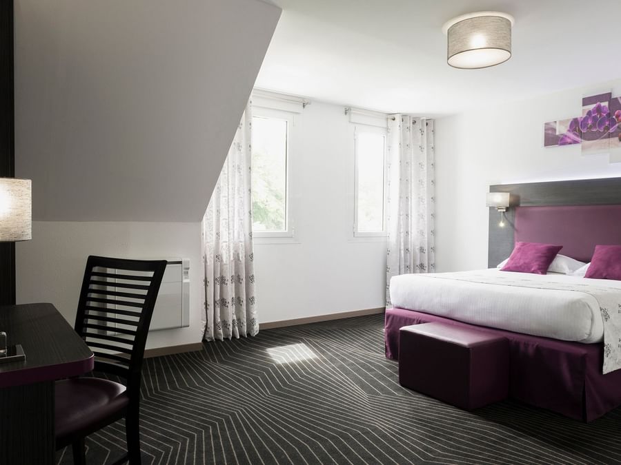Double bedroom with writing desk at City hotel