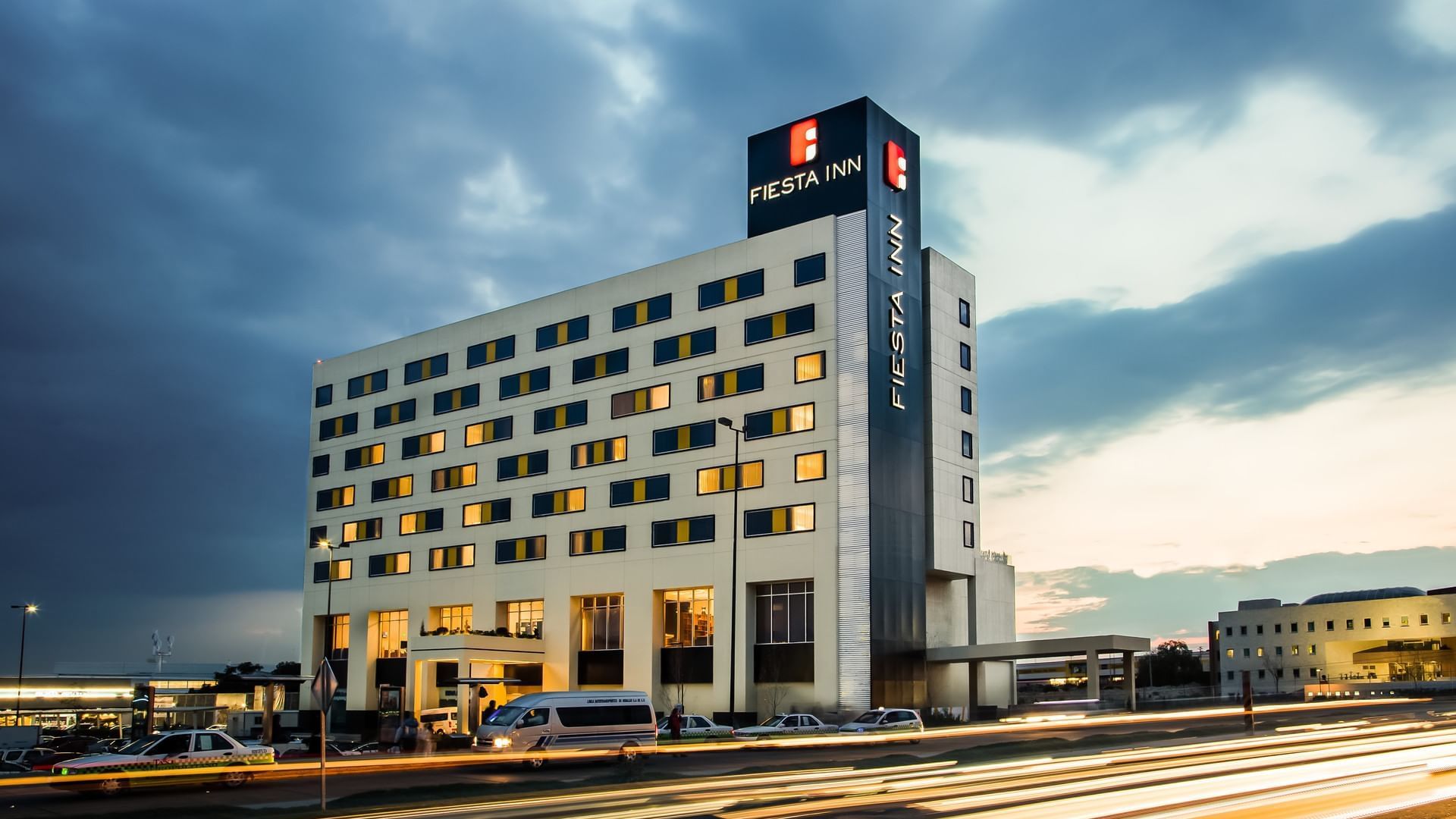 Exterior view of Fiesta Inn Pachuca Gran Patio & street