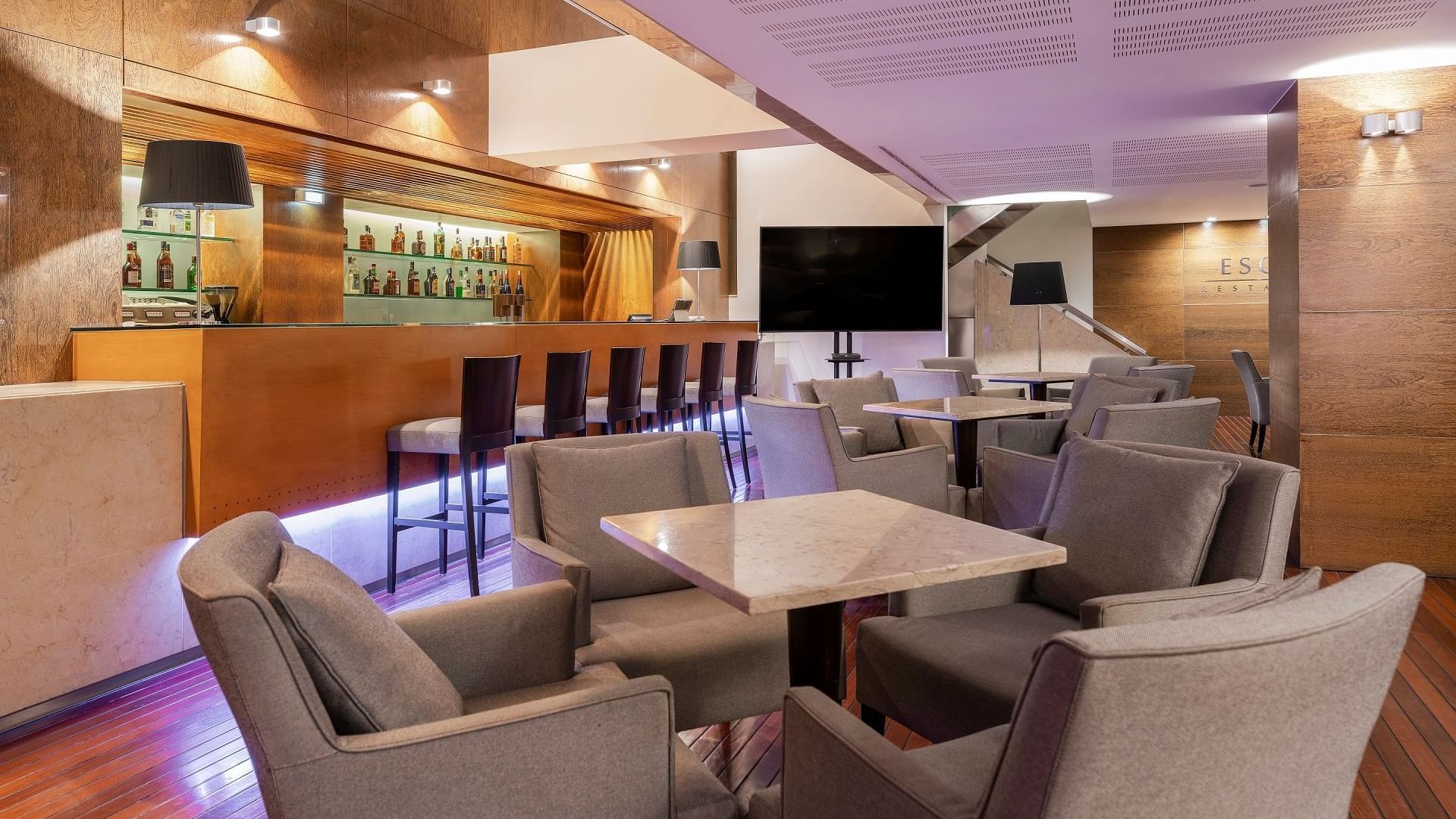 Dining area by the bar counter & TV in Palhabote Bar at Hotel Marina Atlântico