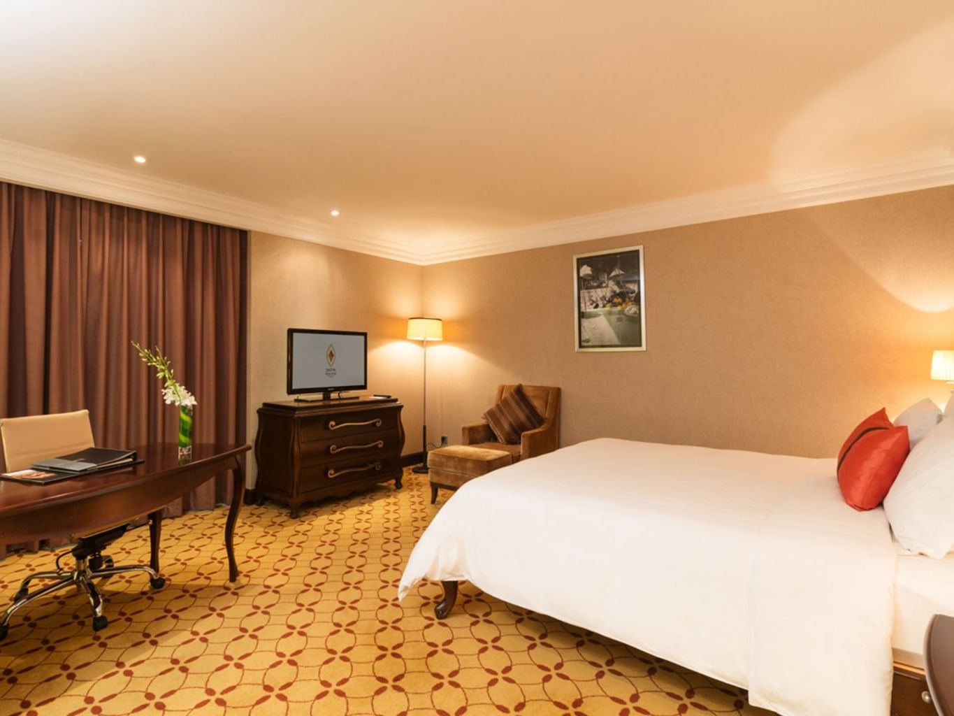 Comfy bedding in Deluxe Premium Room at Eastin Hotels