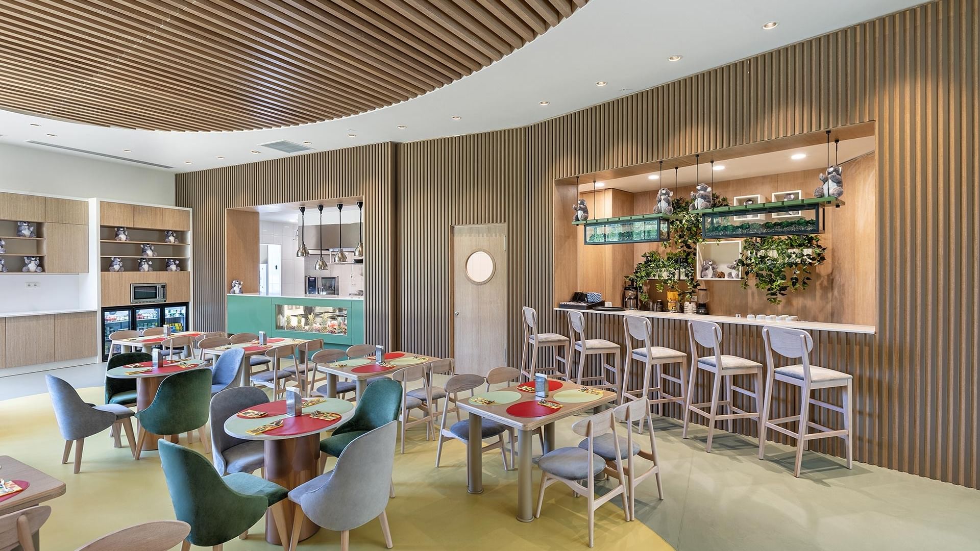 Внутренняя обеденная зона детского ресторана Kikoa — яркое и уютное пространство для маленьких гурманов в Titanic Luxury Collection Bodrum