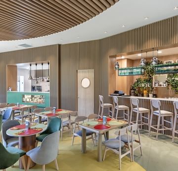 Внутренняя обеденная зона детского ресторана Kikoa — яркое и уютное пространство для маленьких гурманов в Titanic Luxury Collection Bodrum