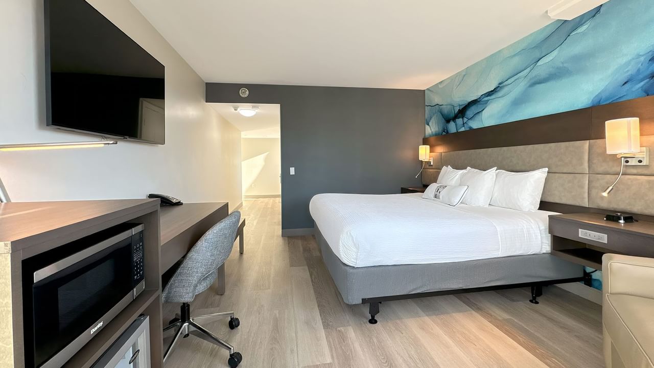 Accessible hotel guestroom with king bed