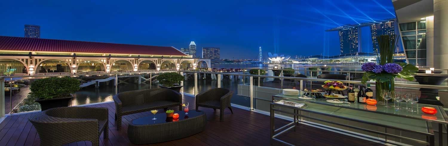The outdoor dining area in terrace at Fullerton Bay Singapore