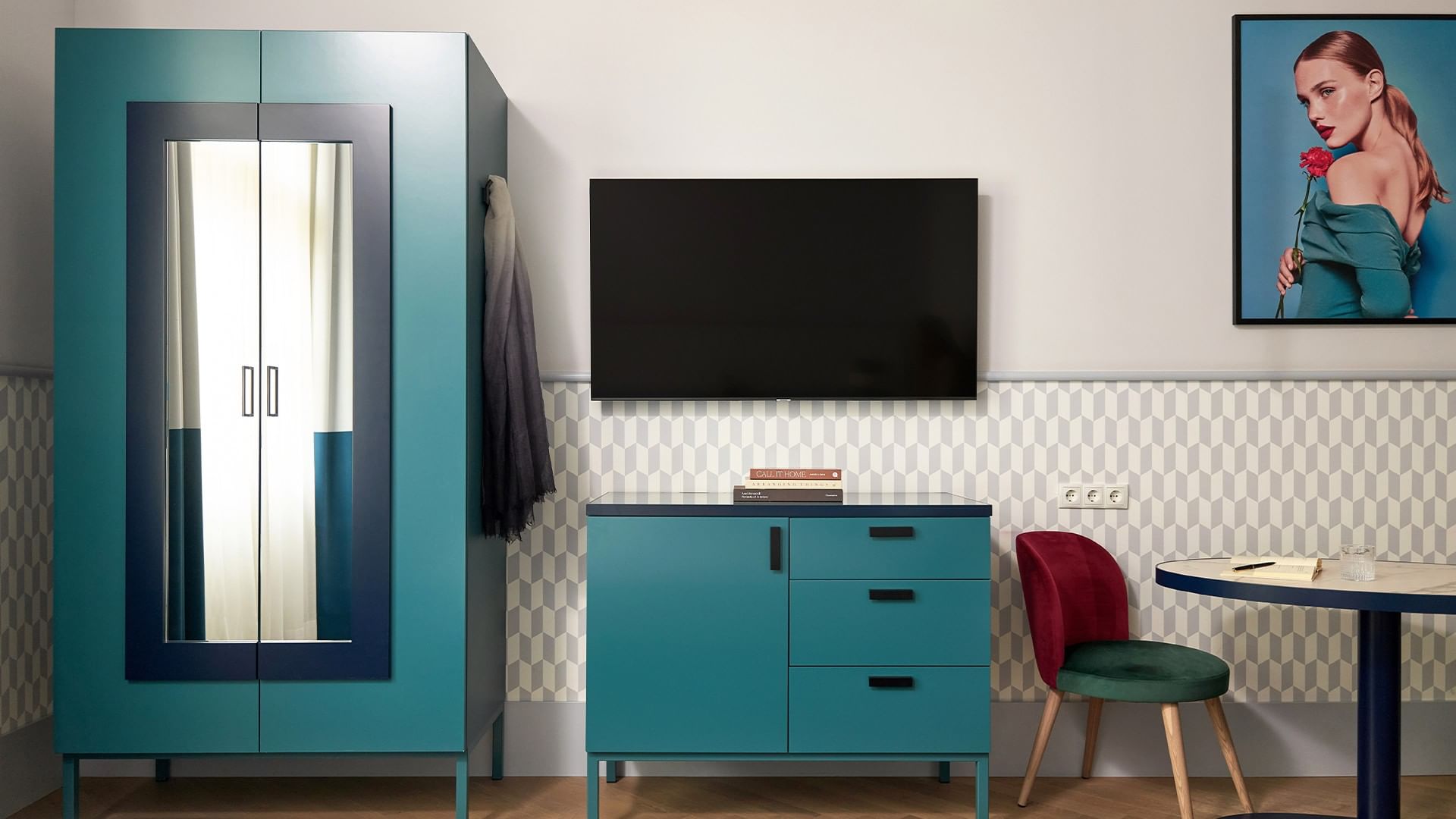 Dvojlůžkový pokoj s televizí, šatní skříní a pracovním stolem v hotelu Falkensteiner Hotel Prague.