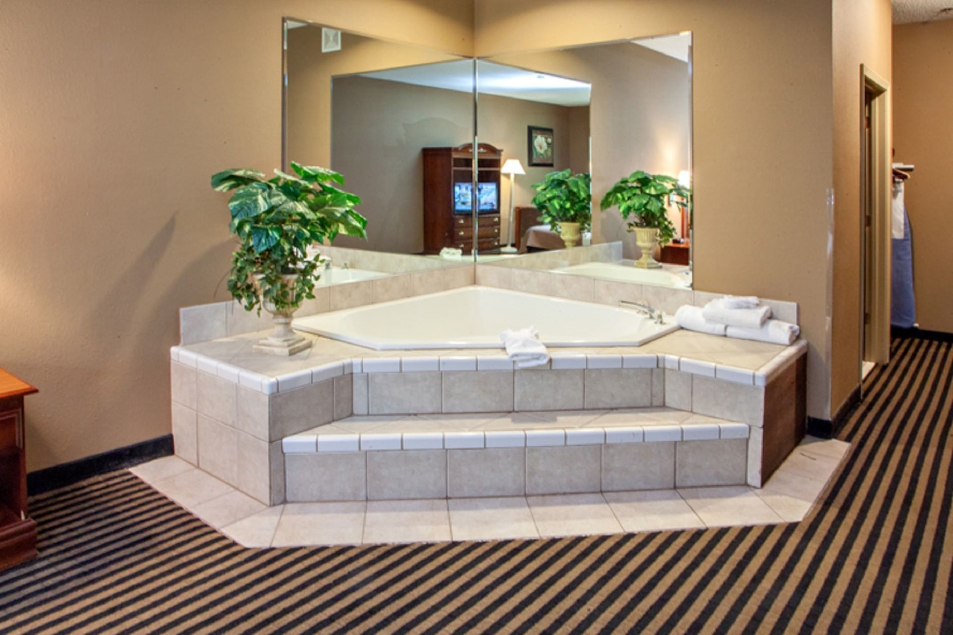 Hotels with Jacuzzi Room in Vancouver, WA ❤️ 2024