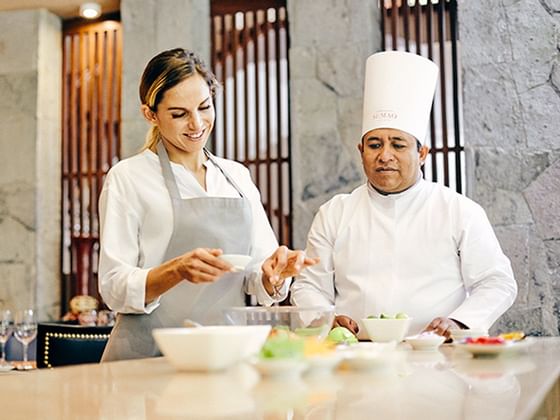 Chef durante una demostración culinarias