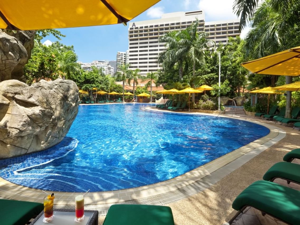 Swimming pool with sunbeds at Artyzen Grand Lapa Hotel