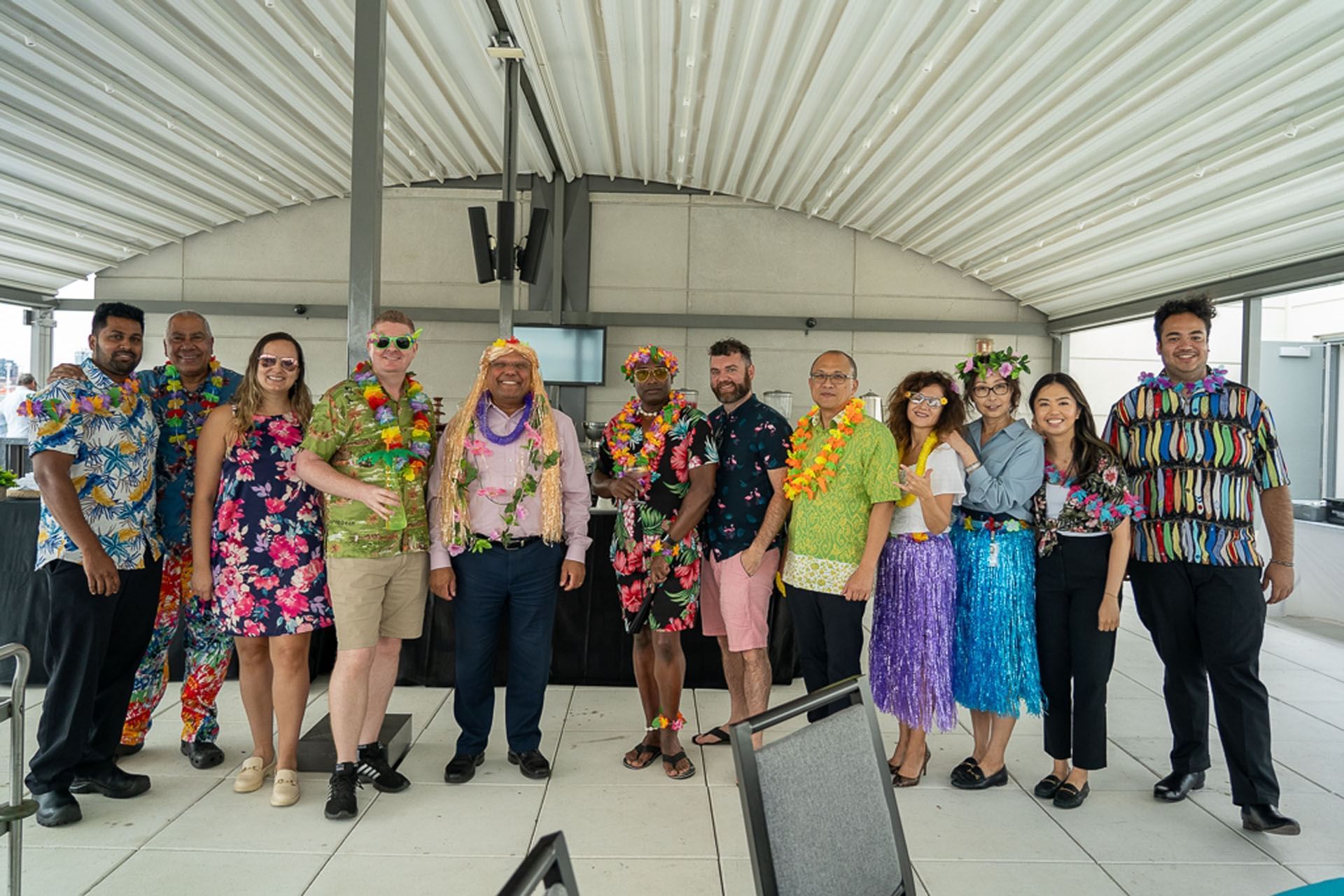 Un groupe de personnes en tenue tropicale colorée debout à l'hôtel X Toronto