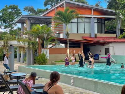 Un grupo de niños disfruta de forma segura en la piscina infantil del Summit Rainforest Hotel & Golf Resort