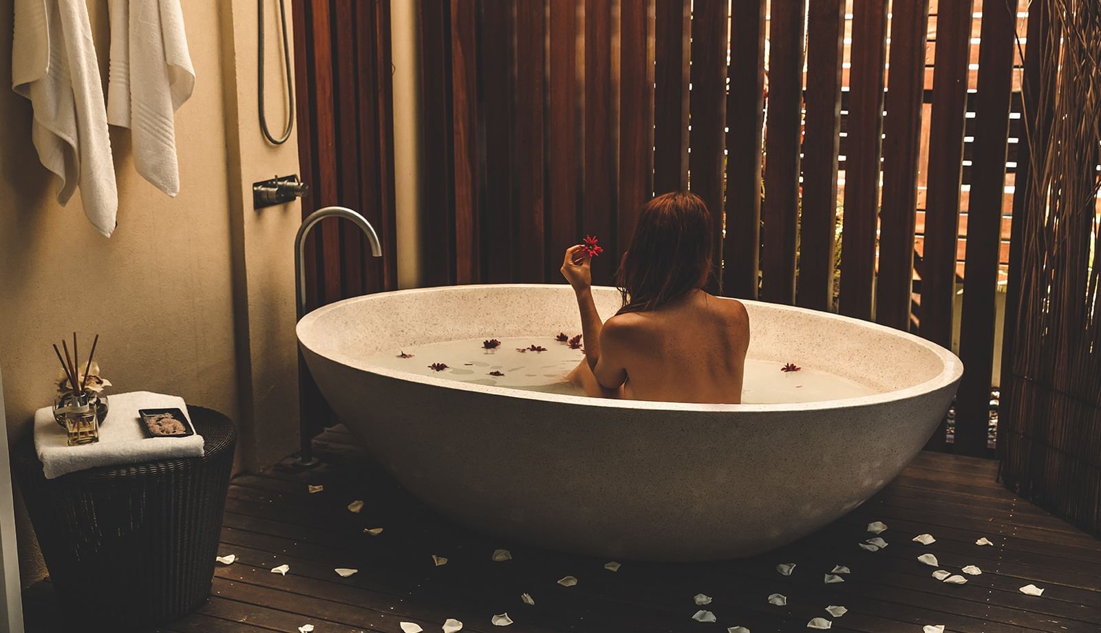 Lady in a bathtub at Vie Spa in Pullman Cairns International