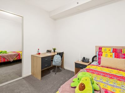 Lonsdale 2 Bed Large Bedroom 2 Desk 